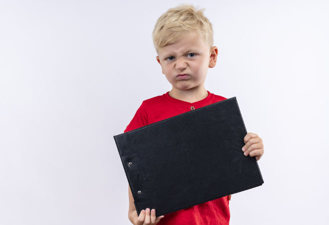 Un enfant est seul face à ses devoirs est en colère et recherche de l'aide