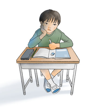 Un enfant de famille de militaire est seul et pensif face à ses devoirs scolaires, il souhaite être accompagné par un adulte